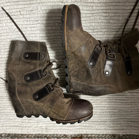 Sorel crackle leather hidden stacked wedge heel boots size 7.5 - Picture 2 of 4